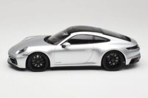 Porsche 911 992 Carrera 4 GTS Ezüst Minichamps 1:18 155063104 Fém – 3. kép a 6-ből