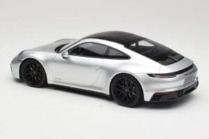 Porsche 911 992 Carrera 4 GTS Ezüst Minichamps 1:18 155063104 Fém – 5. kép a 6-ből