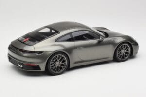 Porsche 911 992 Carrera 4S Aventurine Green Metallic Minichamps 1:18 155067328 Fém – 3. kép a 6-ből