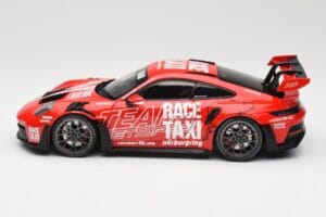 Porsche 911 992 GT3 RS Getspeed Race Taxi Guards Red Minichamps 1:18 110062040 Fém – 4. kép a 8-ből