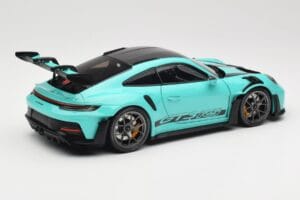 Porsche 911 992 GT3 RS Python Green & Dark Silver Wheels Minichamps 1:18 110062026 Fém – 3. kép a 8-ből