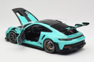 Porsche 911 992 GT3 RS Python Green & Dark Silver Wheels Minichamps 1:18 110062026 Fém – 5. kép a 8-ből
