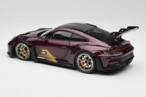 Porsche 911 992 GT3 RS Ultraviolet & Ezüst Kerekek Minichamps 1:18 110062029 Fém – 7. kép a 8-ből