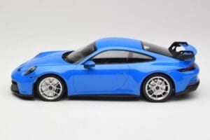 Porsche 911 992 GT3 Shark Kék & Ezüst Kerekek Minichamps 1:18 143069015 Gyanta – 3. kép a 6-ből