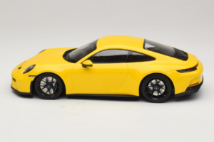 Porsche 911 992 GT3 Touring Sárga Fekete Felnik Minichamps 1:18 117069021 Fém – 3. kép a 6-ből