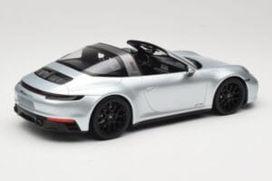 Porsche 911 992 Targa 4 GTS Ezüst Minichamps 1:18 155061061 Fém – 2. kép a 6-ből