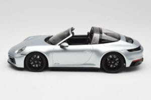 Porsche 911 992 Targa 4 GTS Ezüst Minichamps 1:18 155061061 Fém – 3. kép a 6-ből