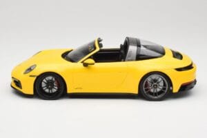 Porsche 911 992 Targa 4 GTS Sárga Minichamps 1:18 153061064 Fém – 3. kép a 6-ből