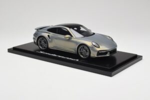 Porsche 911 Turbo S 992 Silver Bamboo Chromaflire With Display Case Spark 1:18 WAP0219100RTSS Gyanta – 4. kép a 7-ből