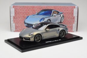 Porsche 911 Turbo S 992 Silver Bamboo Chromaflire With Display Case Spark 1:18 WAP0219100RTSS Gyanta – 6. kép a 7-ből