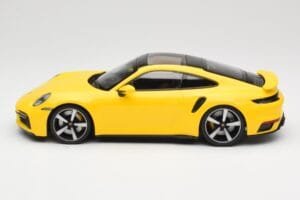Porsche 911 992 Turbo S Sárga Minichamps 1:18 155069071 Fém – 3. kép a 6-ből