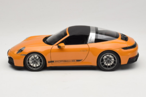 Porsche 911 992.2 Targa 4 GTS Bahama Yellow Norev 1:18 187190 Fém – 6. kép a 10-ből