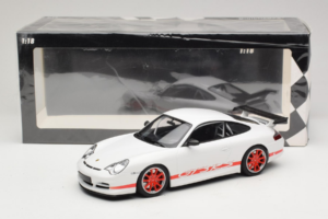 Porsche 911 996 GT3 RS Fehér Piros Csík Minichamps 1:18 155062020 Fém – 6. kép a 6-ből