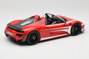 Porsche 918 Spyder Weissach Package Piros Fehér Csíkok Minichamps 1:18 110062442-O1 Fém – 3. kép a 8-ből