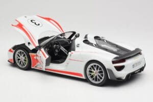 Porsche 918 Spyder Weissach Package Salzburg Minichamps 1:18 110062441 Fém – 5. kép a 8-ből