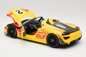 Porsche 918 Spyder Weissach Package Sárga Csíkokkal Minichamps 1:18 110062446 Fém – 5. kép a 8-ből