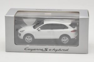 Porsche Cayenne 958 S e-Hybrid Fehér Minichamps 1:43 WAP0200040E Fém – 4. kép a 4-ből