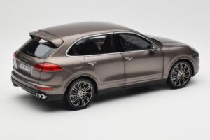 Porsche Cayenne E2 Turbo S Umbra Metál Minichamps 1:18 WAP0213020F Fém – 3. kép a 8-ből