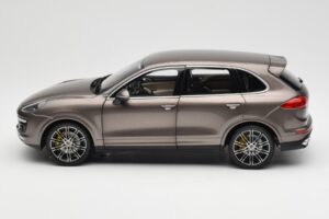 Porsche Cayenne E2 Turbo S Umbra Metál Minichamps 1:18 WAP0213020F Fém – 4. kép a 8-ből