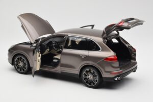 Porsche Cayenne E2 Turbo S Umbra Metál Minichamps 1:18 WAP0213020F Fém – 5. kép a 8-ből