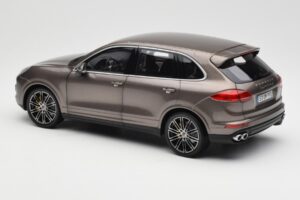Porsche Cayenne E2 Turbo S Umbra Metál Minichamps 1:18 WAP0213020F Fém – 7. kép a 8-ből