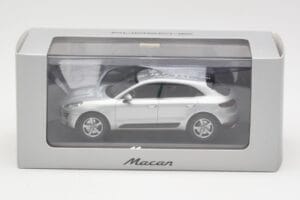 Porsche Macan 95B Silver Grey Metallic Prototípus Minichamps 1:43 WAP0201540E Fém – 4. kép a 4-ből