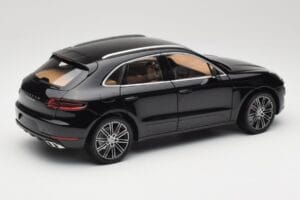 Porsche Macan Turbo 95B Black Metallic Minichamps 1:18 110062502 Fém – 3. kép a 8-ből