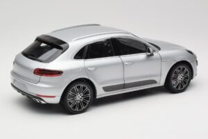 Porsche Macan Turbo 95B Ezüst Minichamps 1:18 110062504 Fém – 3. kép a 8-ből