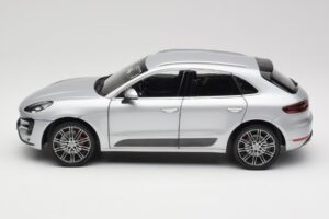Porsche Macan Turbo 95B Ezüst Minichamps 1:18 110062504 Fém – 4. kép a 8-ből