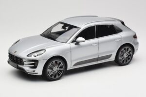 Porsche Macan Turbo 95B Ezüst Minichamps 1:18 110062504 Fém