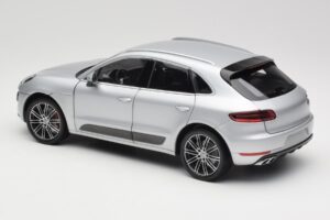 Porsche Macan Turbo 95B Ezüst Minichamps 1:18 110062504 Fém – 5. kép a 8-ből