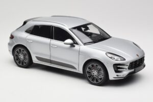 Porsche Macan Turbo 95B Ezüst Minichamps 1:18 110062504 Fém – 6. kép a 8-ből