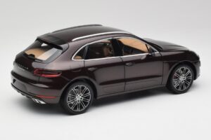 Porsche Macan 95B Turbo Mahagóni Metál Minichamps 1:18 110062500 Fém – 3. kép a 8-ből