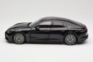 Porsche Panamera 971 Turbo S Fekete Metallic Minichamps 1:18 113061076 Fém – 4. kép a 8-ből