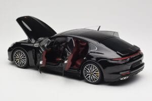 Porsche Panamera 971 Turbo S Fekete Metallic Minichamps 1:18 113061076 Fém – 5. kép a 8-ből