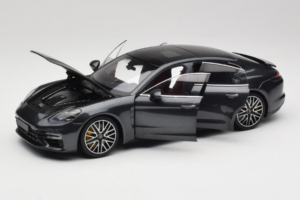 Porsche Panamera 971 Turbo S Grey Metallic Minichamps 1:18 113061073 Fém – 2. kép a 8-ből