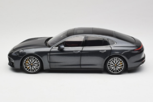 Porsche Panamera 971 Turbo S Grey Metallic Minichamps 1:18 113061073 Fém – 4. kép a 8-ből