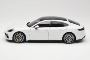 Porsche Panamera 971 Turbo S Fehér Metallic Minichamps 1:18 113061074 Fém – 4. kép a 8-ből