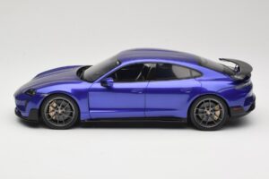 Porsche Taycan J1 Turbo GT Purple Sky Metallic GT Spirit 1:18 GT520 Gyanta – 3. kép a 6-ből