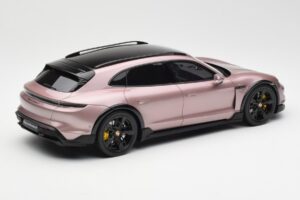 Porsche Taycan Turbo S Cross Turismo Metál Rózsaszín GT Spirit 1:18 GT440 Gyanta – 2. kép a 6-ből