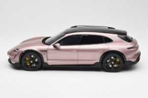 Porsche Taycan Turbo S Cross Turismo Metál Rózsaszín GT Spirit 1:18 GT440 Gyanta – 3. kép a 6-ből