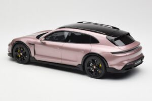 Porsche Taycan Turbo S Cross Turismo Metál Rózsaszín GT Spirit 1:18 GT440 Gyanta – 5. kép a 6-ből