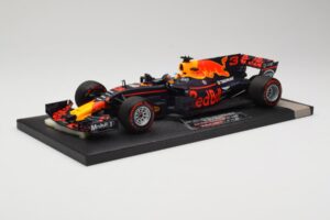 Red Bull Racing Tag Heuer RB13 #3 D. Ricciardo 3rd Place Malaysian GP 2017 Minichamps 1:18 117171503 Fém – 2. kép a 6-ből