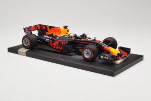 Red Bull Racing Tag Heuer RB13 #3 D. Ricciardo 3rd Place Malaysian GP 2017 Minichamps 1:18 117171503 Fém – 4. kép a 6-ből