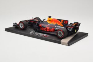 Red Bull Racing Tag Heuer RB13 #3 D. Ricciardo 3rd Place Malaysian GP 2017 Minichamps 1:18 117171503 Fém – 5. kép a 6-ből