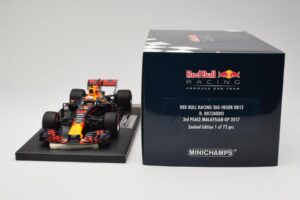 Red Bull Racing Tag Heuer RB13 #3 D. Ricciardo 3rd Place Malaysian GP 2017 Minichamps 1:18 117171503 Fém – 6. kép a 6-ből