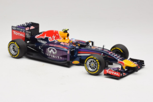 Red Bull RB10 Renault #3 D. Ricciardo Infiniti Red Bull Racing Showcar 2014 Minichamps 1:18 110140003 Fém – 4. kép a 6-ből