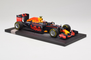 Red Bull RB12 Tag Heuer #26 D. Kvyat Red Bull Racing Showcar 2016 Minichamps 1:18 117160026 Gyanta – 4. kép a 7-ből