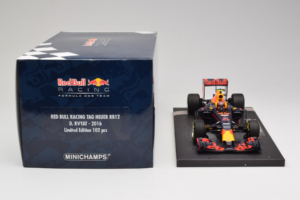 Red Bull RB12 Tag Heuer #26 D. Kvyat Red Bull Racing Showcar 2016 Minichamps 1:18 117160026 Gyanta – 6. kép a 7-ből