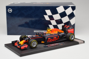Red Bull RB12 Tag Heuer #26 D. Kvyat Red Bull Racing Showcar 2016 Minichamps 1:18 117160026 Gyanta – 7. kép a 7-ből